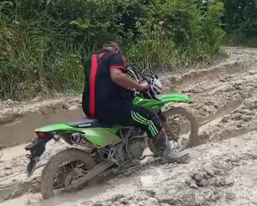 Viral! Jalanan Berlumpur di Desa Jipurapah Jombang belum Tersentuh Perbaikan