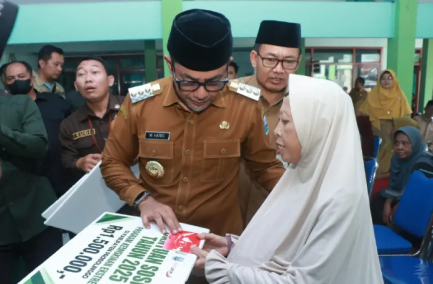 Tekan Kemiskinan Ekstrem, Pemkab Probolinggo Salurkan Bansos Usaha Ekonomi Produktif