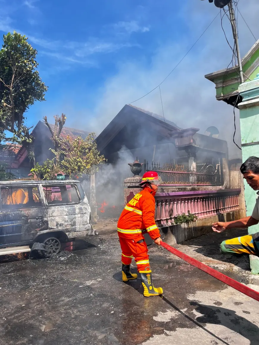 Diduga Tersulut Puntung Rokok, Dua Rumah dan Mobil di Nganjuk Terbakar