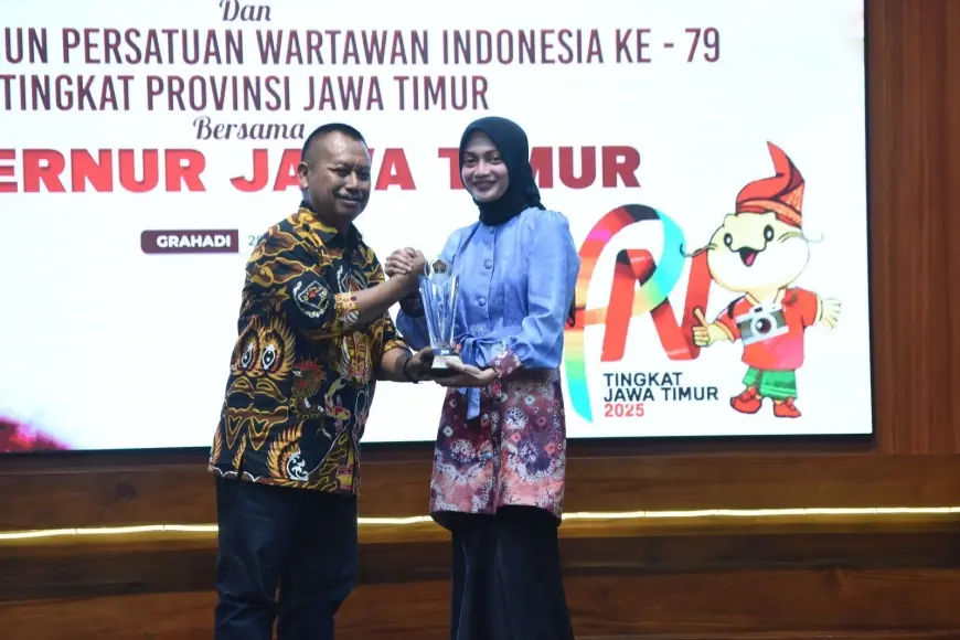 Wali Kota Kediri Terima Penghargaan Tokoh Muda Pemberdaya Masyarakat dari PWI Jatim