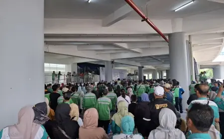 Ratusan Buruh Rayakan May Day di Stadion Gelora Djoko Samudro Gresik