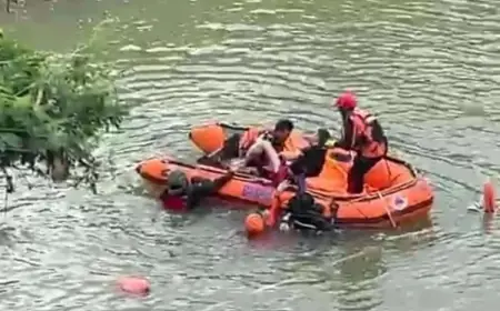 Sopir Hilang Kendali, Sebuah Mobil di Nganjuk Nyemplung ke Sungai Sugihwaras