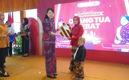 Ketua TP-PKK Kabupaten Kediri Beri Penghargaan untuk Ratusan Orang Tua Hebat