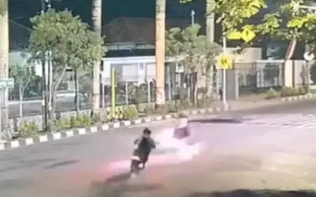 Terobos Lampu Merah, Dua Pengendara Motor di Blitar Terlibat Adu Banteng