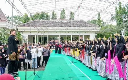 Hardiknas 2025, Bupati Lamongan Serahkan Penghargaan untuk Guru Berprestasi