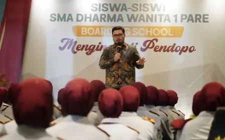 Mas Dhito Beri Kado Hardiknas untuk Siswa SMA Boarding School Menginap di Rumah Dinas Bupati