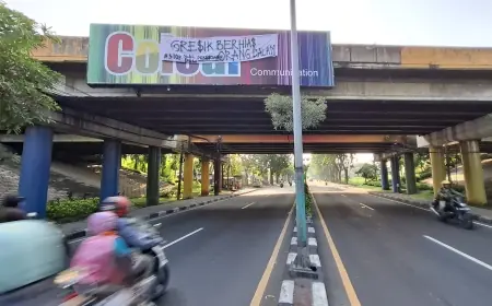 Spanduk Liar Stop Jual Beli Pekerjaan dan Orang Dalam Menghiasi Underpass Jalan Nasional di Gresik