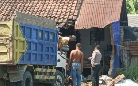 Sopir Hilang Kendali, Sebuah Truk Seruduk Rumah Warga di Jombang