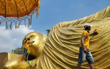 Jelang Perayaan Waisak, Patung Buddha Raksasa di Mojokerto Dimandikan