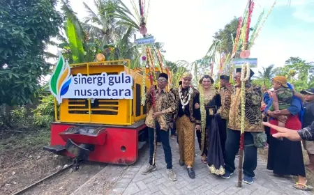 Gunakan Loko Lori, Kirab Tradisi Manten Tebu di Jember Tandai Buka Giling di PG Semboro