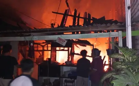 Dipicu Kompor Gas Terbakar, Rumah Warga di Gresik Ludes Dilalap Api