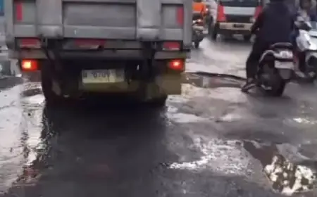 Viral  Pengendara Jalan Keluhkan Jalan Berlubang di Gresik