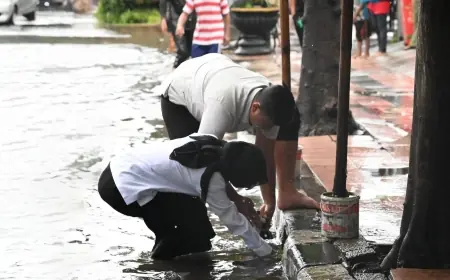 Turun Langsung saat Banjir, Vinanda Pungut Sampah yang Tutup Gorong-Gorong