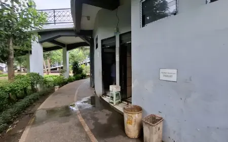 Pengunjung Keluhkan Toilet Alun-alun Gresik Tak Terawat Mirip Kandang Kerbau