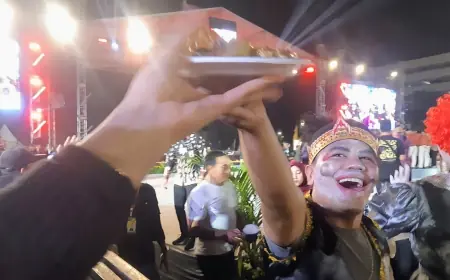 THR Hidup Lagi, Ribuan Warga Padati Surabaya Expo Center dalam Festival Rujak Uleg 2025