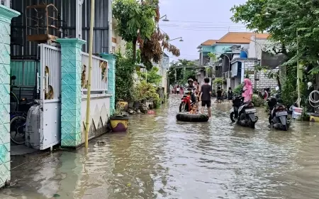 Luapan Sungai Bengawan Solo Merendam Pemukiman Warga di Gresik