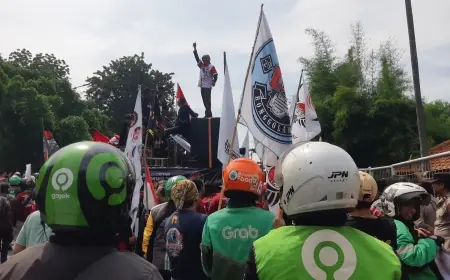 Demo Ojol di Surabaya, Kantor Aplikator hingga Gubernur Jatim Disambangi Massa