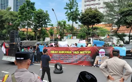 Peringatan Harkitnas di Grahadi Diwarnai Aksi Desak KPK Periksa Gubernur