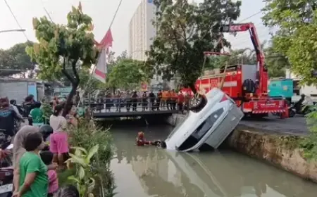 Mobil Pajero di Surabaya Terjun ke Sungai, Pengemudi Langsung Kabur
