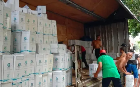 Dibawa Pulang oleh Pesawat Pengantar Jemaah, Begini Proses Pengiriman Air Zamzam ke Embarkasi Surabaya