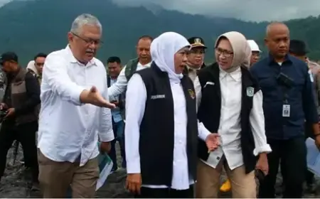 Gubernur Khofifah Tinjau Pembangunan Tanggul Darurat di Lumajang