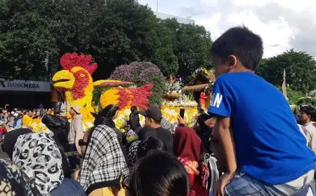 Dongeng Turun ke Jalan, Anak-anak Surabaya Antusias Saksikan Surabaya Vaganza 2025