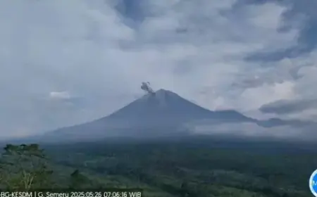 Gunung Semeru Erupsi Tiga Kali, Status Tetap Waspada