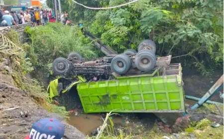 Diduga Rem Blong, Dump Truk Sasak Kendaraan di Jalur Lumajang - Probolinggo, 4 Orang Meninggal