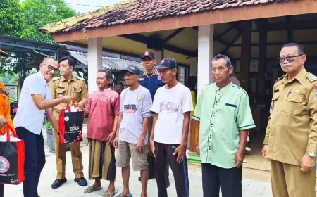 SIG Pabrik Tuban Salurkan Bantuan Sembako untuk Warga Terdampak Banjir Luapan Bengawan Solo