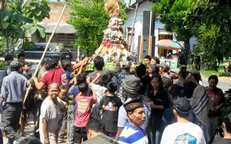 Warga Berebut Gunungan Hasil Bumi Setinggi 2 Meter dalam Ritual Bersih Desa di Nganjuk