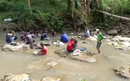 Ada Emas di Sungai Bamban Tulungagung, Warga Ramai-ramai Cari dengan Alat Sederhana