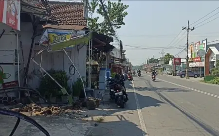 Diduga Mengantuk, Sopir Truk Tabrak Truk Parkir di Jalan Kanigoro Blitar