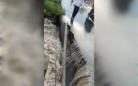 Payah! Belum Genap Setahun, Jalan Raya Bringkang–Menganti Gresik Ambrol Digerus Air