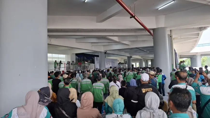 Ratusan Buruh Rayakan May Day di Stadion Gelora Djoko Samudro Gresik