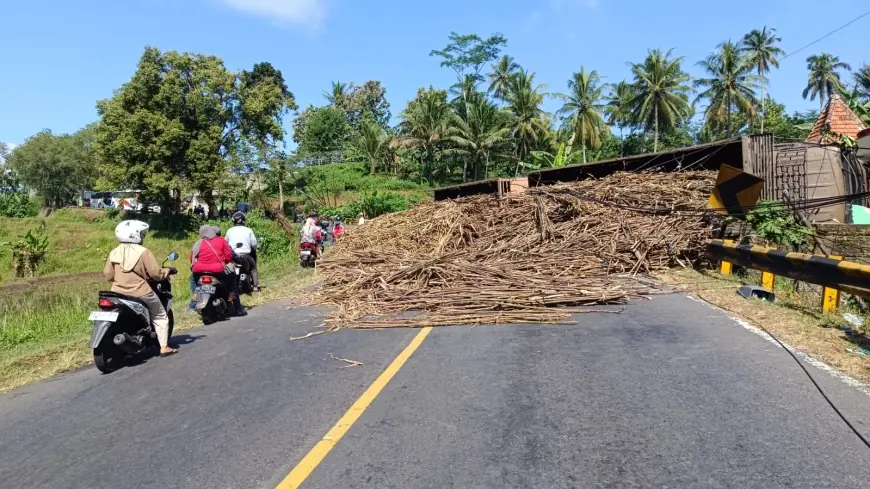 Truk Gandeng Bermuatan Tebu Terguling, Lalu Lintas di Jalur Blitar-Malang Terganggu