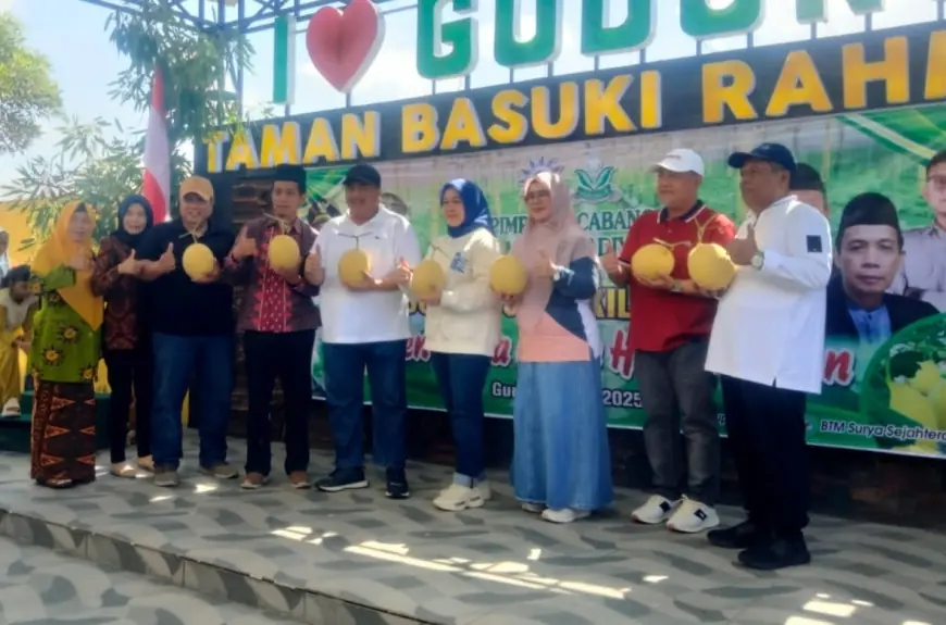 PDM Jombang Genjot Ekonomi Umat Melalui  Pertanian Greenhouse Buah Melon