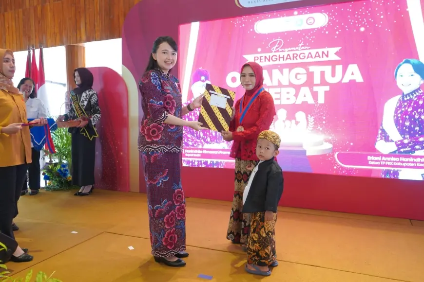 Ketua TP-PKK Kabupaten Kediri Beri Penghargaan untuk Ratusan Orang Tua Hebat