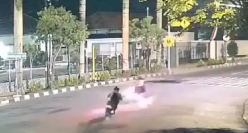 Terobos Lampu Merah, Dua Pengendara Motor di Blitar Terlibat Adu Banteng