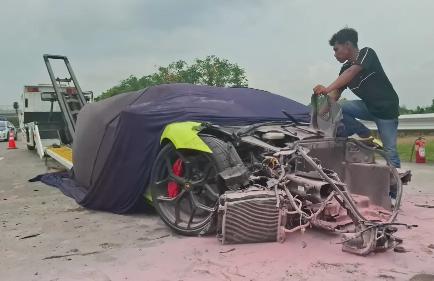 Lamborghini Ringsek usai Tabrak Suzuki Ignis di Tol Jombang-Mojokerto