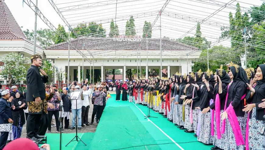 Hardiknas 2025, Bupati Lamongan Serahkan Penghargaan untuk Guru Berprestasi