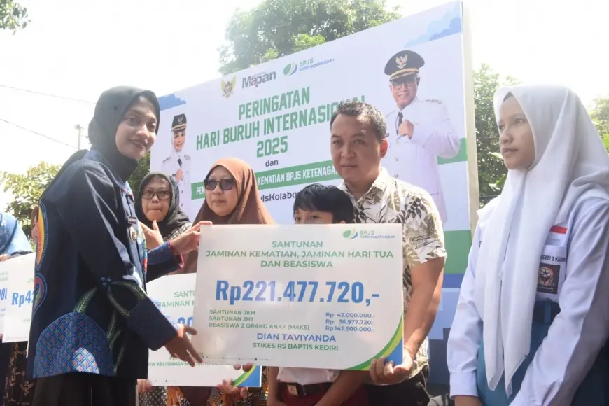Mbak Wali Serahkan Santunan Jaminan Kematian BPJS Ketenagakerjaan Kepada 14 Penerima Manfaat