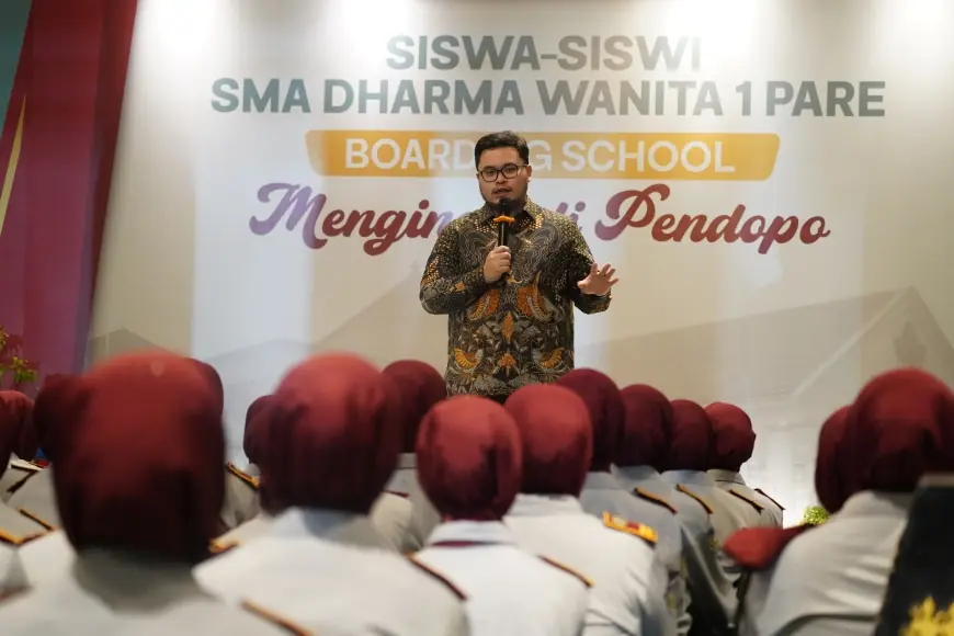 Mas Dhito Beri Kado Hardiknas untuk Siswa SMA Boarding School Menginap di Rumah Dinas Bupati