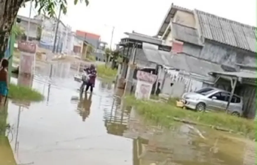 Seminggu Penuh Warga Pesisir Gresik Dilanda Banjir Rob Setinggi Lutut Orang Dewasa
