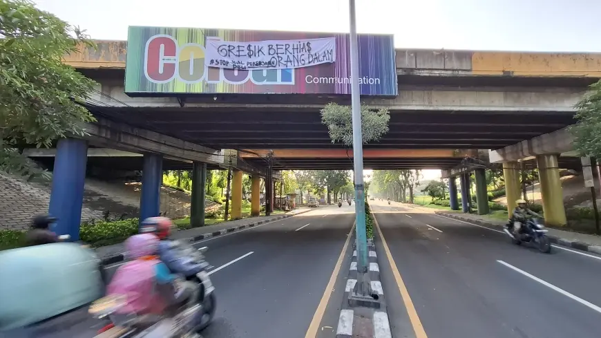 Spanduk Liar Stop Jual Beli Pekerjaan dan Orang Dalam Menghiasi Underpass Jalan Nasional di Gresik