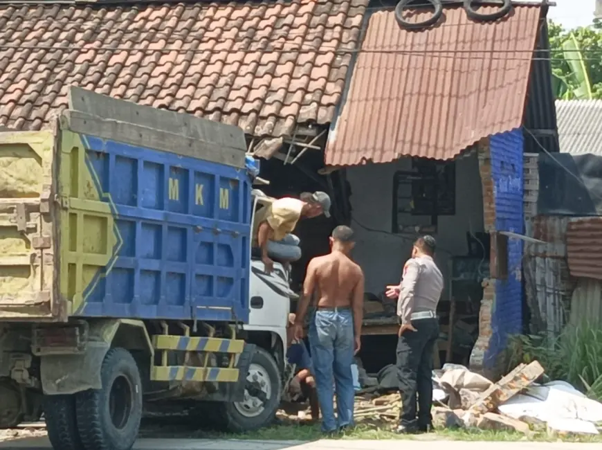 Sopir Hilang Kendali, Sebuah Truk Seruduk Rumah Warga di Jombang