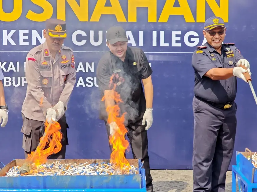 Bupati Pasuruan Bersama Bea Cukai Musnahkan Ribuan Rokok Ilegal dan Miras