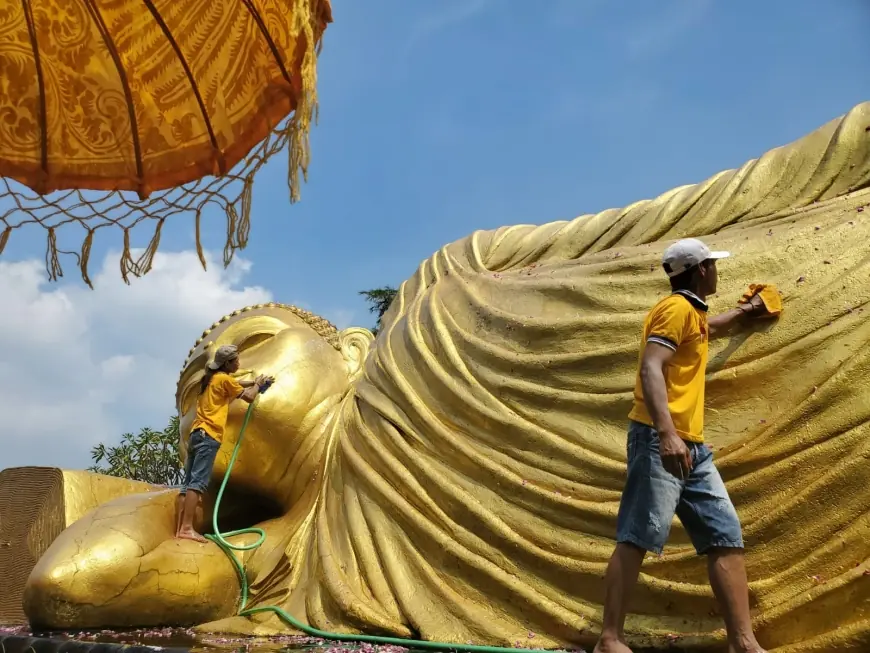 Jelang Perayaan Waisak, Patung Buddha Raksasa di Mojokerto Dimandikan