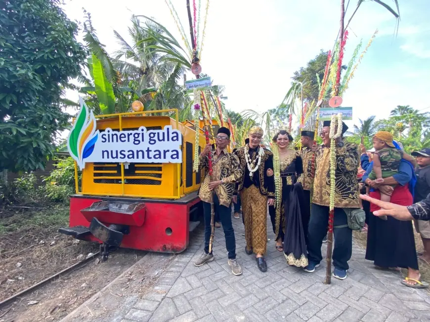 Gunakan Loko Lori, Kirab Tradisi Manten Tebu di Jember Tandai Buka Giling di PG Semboro