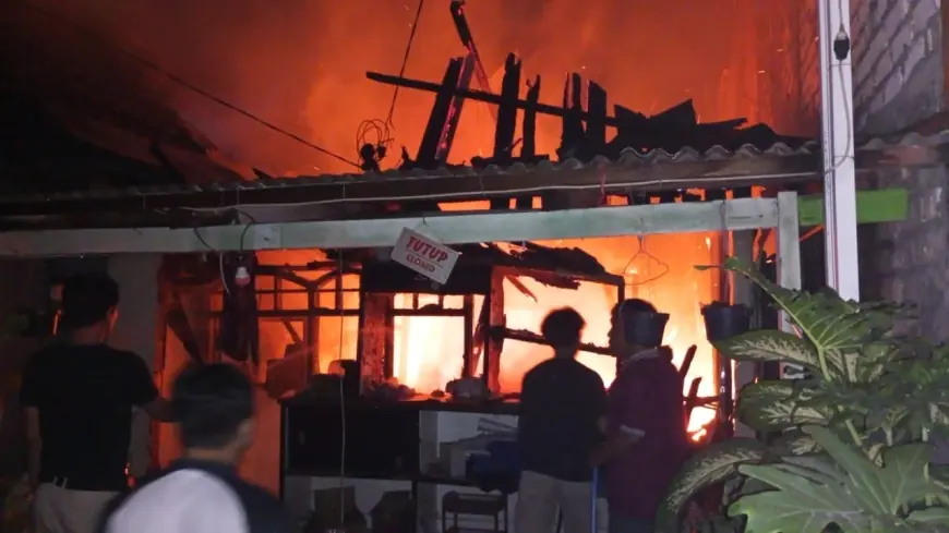 Dipicu Kompor Gas Terbakar, Rumah Warga di Gresik Ludes Dilalap Api