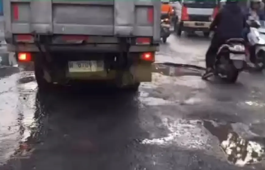 Viral  Pengendara Jalan Keluhkan Jalan Berlubang di Gresik